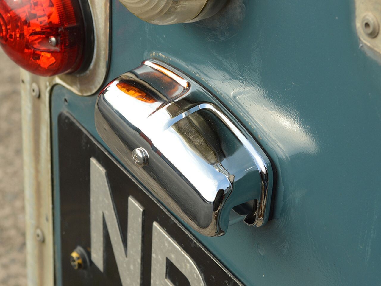 Piloto trasero cromado Luz Matricula Land Rover Defender y Land Rover Serie Santana REF XFC100550CH