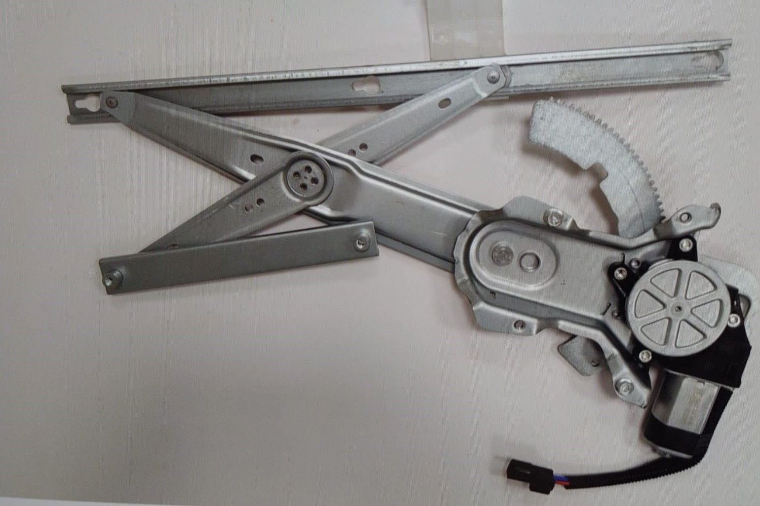 Elevalunas puertas delanteras Land Rover Discovery serie 1 y 2 , Range Rover Clasic lado izquierdo, con motor REF LR006374es Elevalunas puertas delanteras Land Rover Discovery serie 1 y 2 , Range Rover Clasic lado izquierdo, con motor REF LR006374es