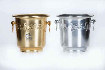 Secchiello alluminio ossidato decorazione uva 91ORO - Tirolix Secchiello Tirolix in alluminio ossidato con decorazione a motivo d’uva dorata, ideale per il settore horeca.