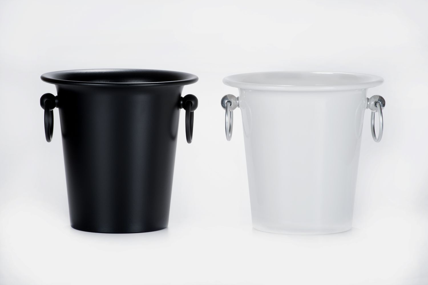 Tirolix ice bucket made of white painted aluminum with rim, 190 mm diameter, ideal for the horeca sector.