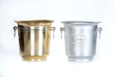Tirolix-Eiskübel aus silber eloxiertem Aluminium mit verchromten Griffknöpfen.