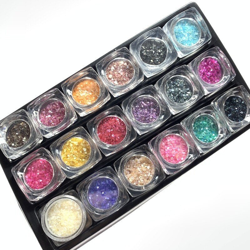 Glinsterende parel stukjes voor nailart. Set van 18 kleuren