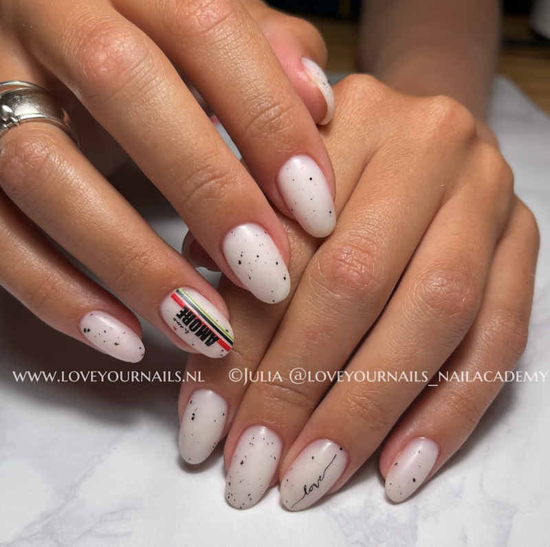Versterking van natuurlijke nagels met BIAB, nieuwe set