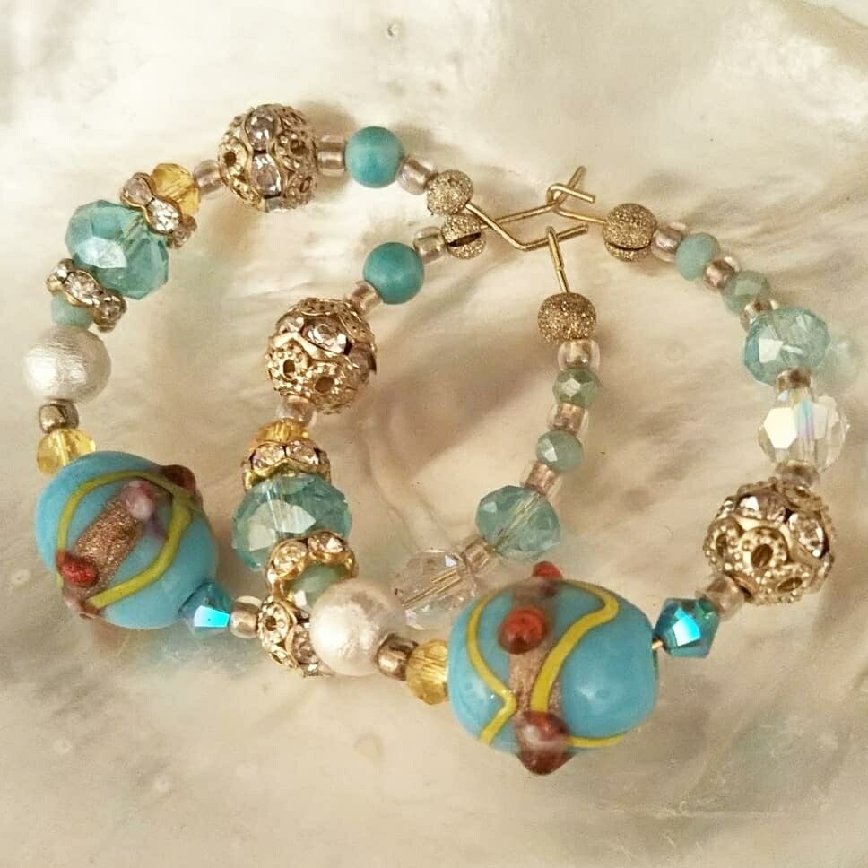 ターコイズカラーのフープピアス