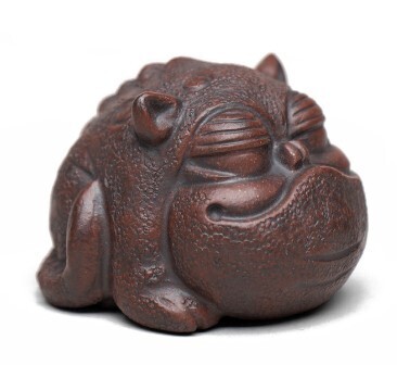 Чайная фигурка "Жаба, проглотившая золотого зверя" 5,2 см х 7 см, керамика
