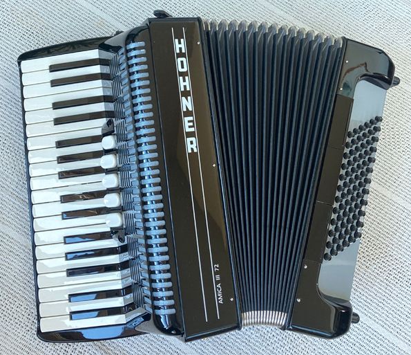 S/H Hohner Amica 111 - 72 Bass Accordion.