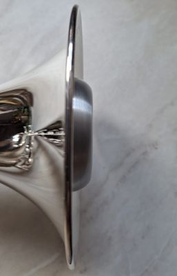 Flüsterleiser Hotel-Dämpfer für Trompeten aus leichtem und stabilen Aluminium.