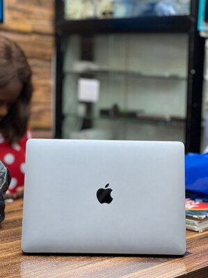 Used MacBook Pro 2019 13” Core i5 8GB 128GB TouchBar