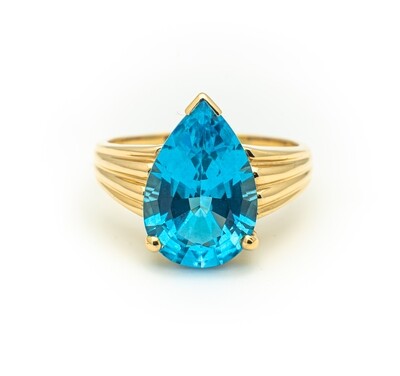 14k Gold Ring With Blue Stone. SIZE-8.0