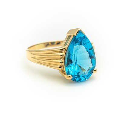 14k Gold Ring With Blue Stone. SIZE-8.0