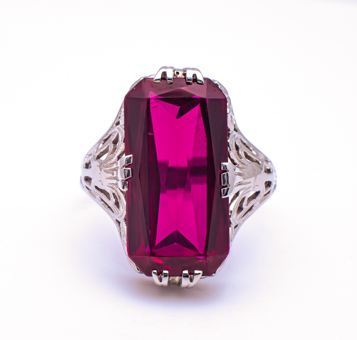 18k Gold Ring With Red Stone. SIZE-6.5