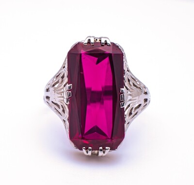 18k Gold Ring With Red Stone. SIZE-6.5