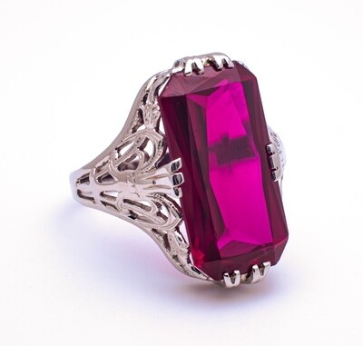 18k Gold Ring With Red Stone. SIZE-6.5