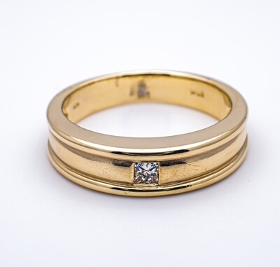 14k Gold Ring with Diamond. Size - 9.0
