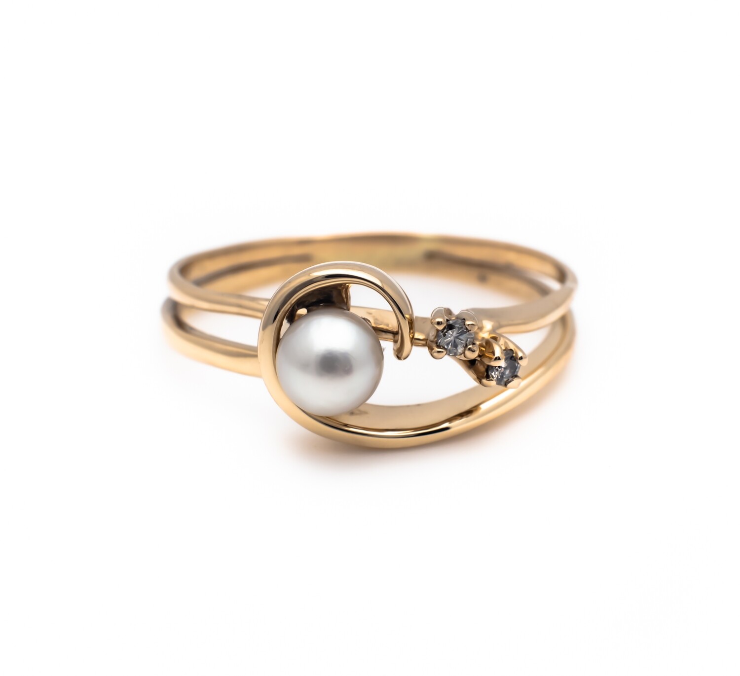 14k Gold Ring with Pearl and Diamonds