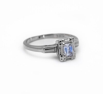 14k Gold Ring With Diamond. Size - 5.0