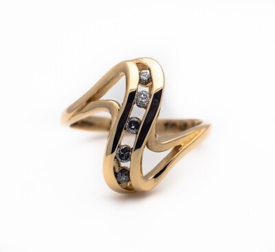 14k Gold Ring With Diamonds. SIZE-6