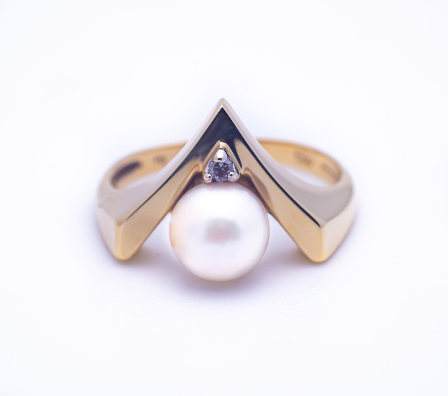 14k Gold Ring with Diamond and Pearl. SIZE-6.5
