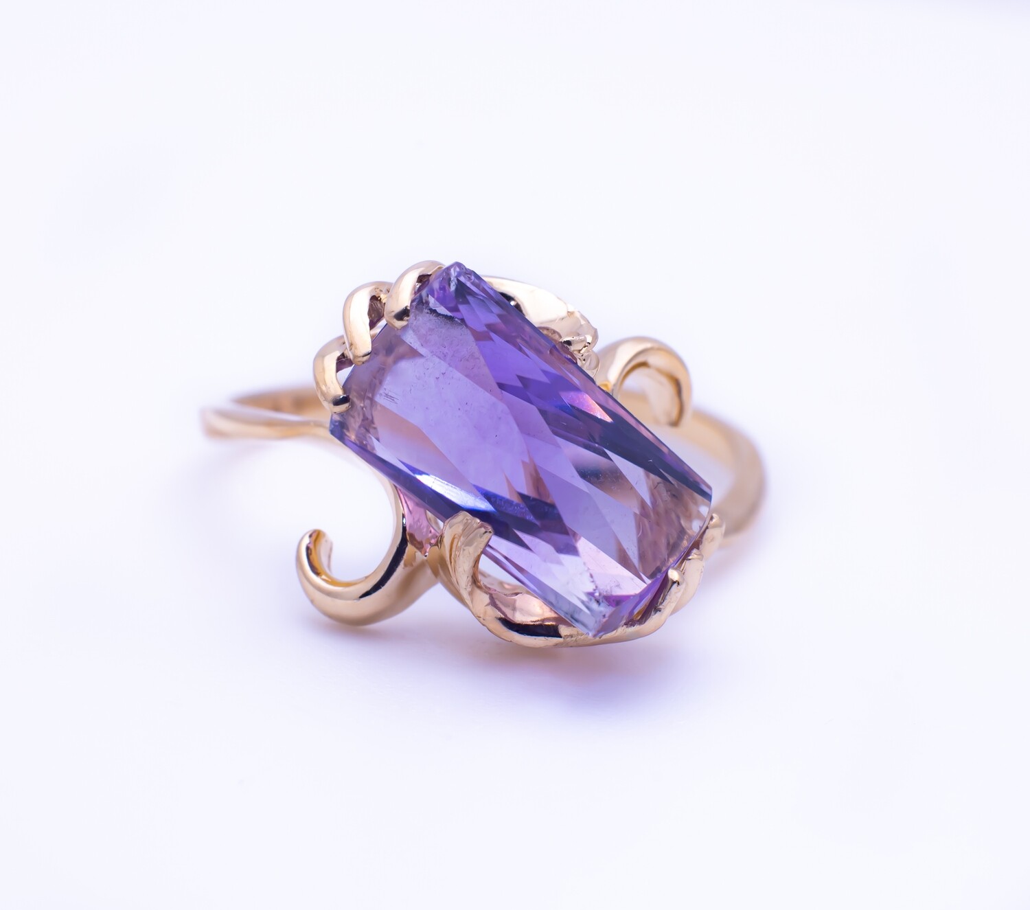 14k Gold Ring With Gemstone. SIZE-7.0