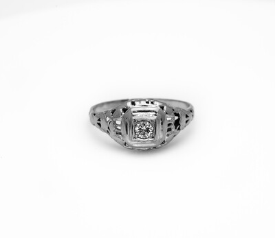 18k Gold Ring With Diamonds. SIZE-6.5