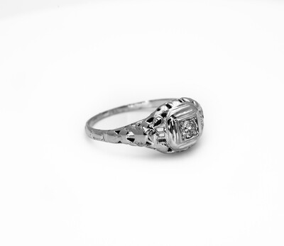 18k Gold Ring With Diamonds. SIZE-6.5