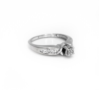 14k Gold Ring With Diamonds. SIZE-4.5