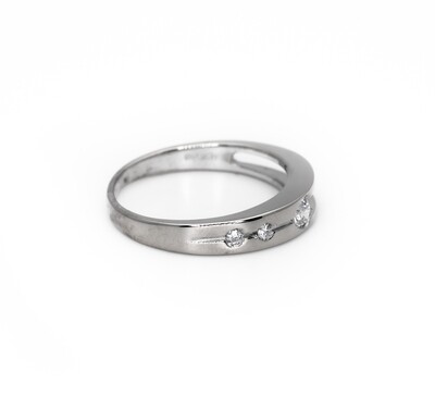 18k Gold Ring With Diamonds. SIZE-5.9