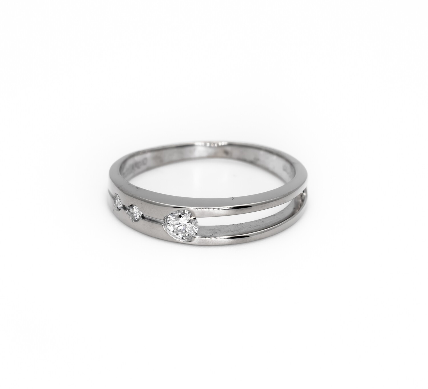 18k Gold Ring With Diamonds. SIZE-5.9