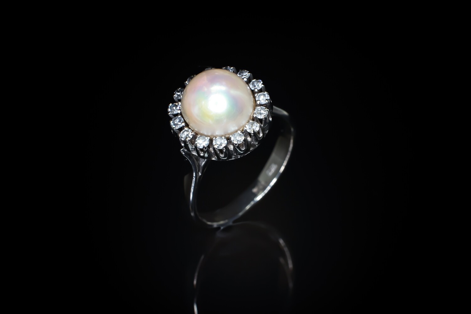 18k Gold Pearl and Diamond Ring