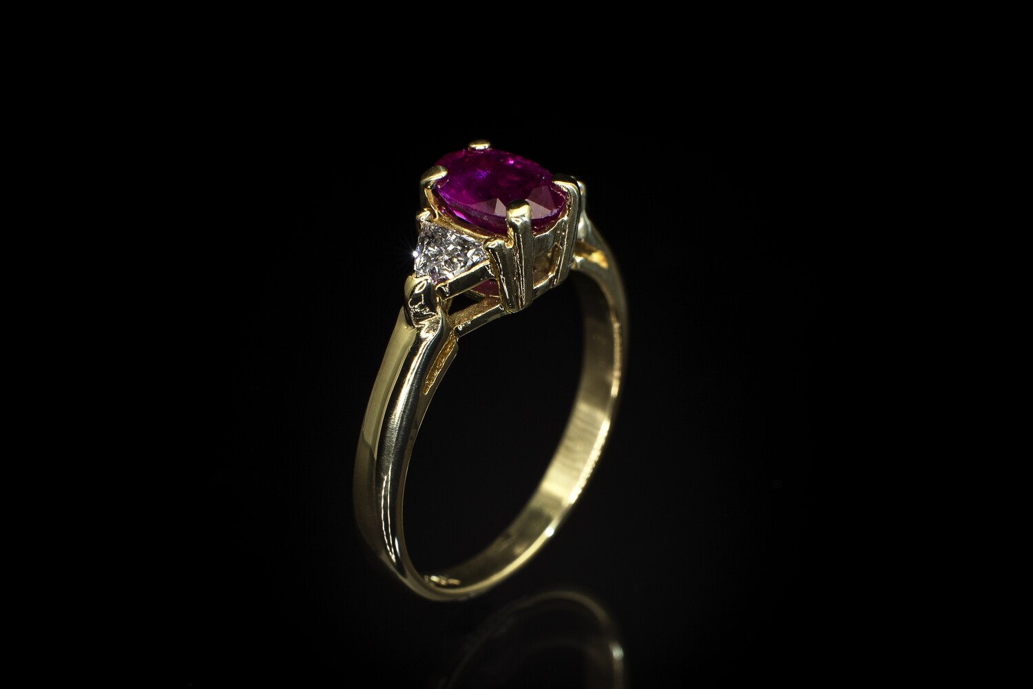 18k Gold Ring with Ruby and Diamonds