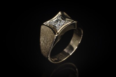 Floral Motif Diamond Ring