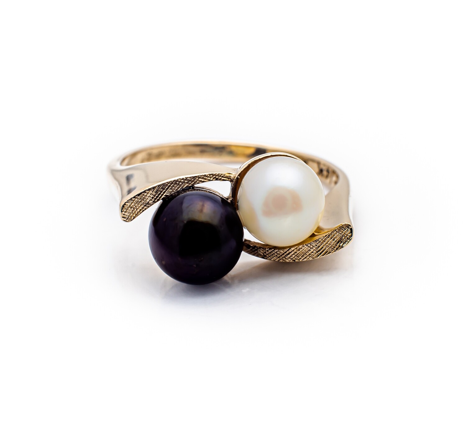 14K Yellow Gold Ring with Black &amp; White Pearls. Size - 5