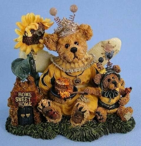 Victoria Regina Buzzbruin... So Many Flowers, So Little Time *