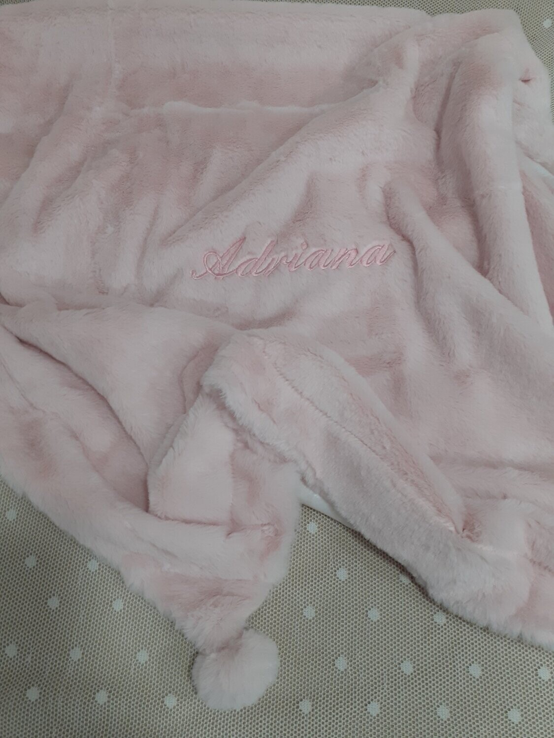 Manta pompones, ROSA aterciopelada con nombre ADRIANA bordado en rosa. Medida mini cuna o carro 110 x 80cm