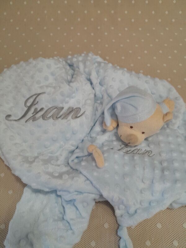 Manta suave garbanzo + Dou-dou con nombre IZAN Manta suave garbanzo + Dou-dou con nombre IZAN