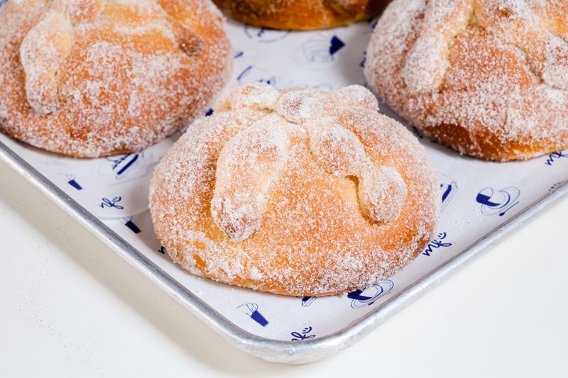 Pan de muerto tradicional (4 piezas)