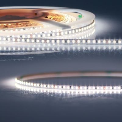 Ein LED-Streifen mit 6500 Kelvin mit hoher Lichtleistung und einer Breite von nur 4 mm