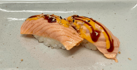 flambierter Lachs Nigiri (2pcs)