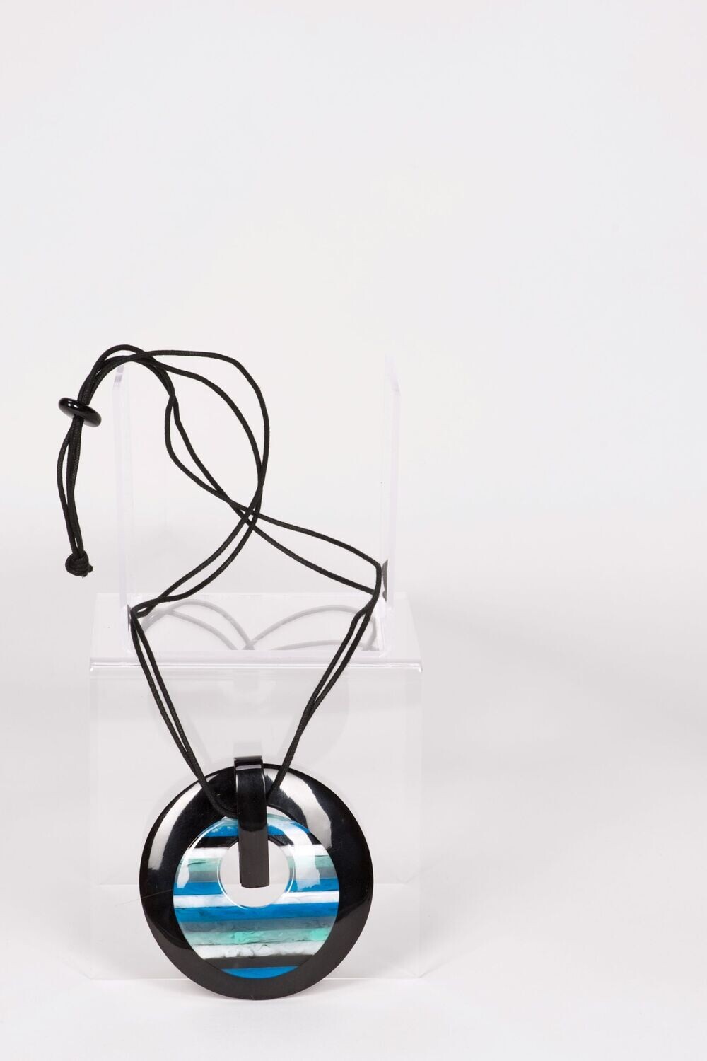 Cordon pendentif résine multi bleu