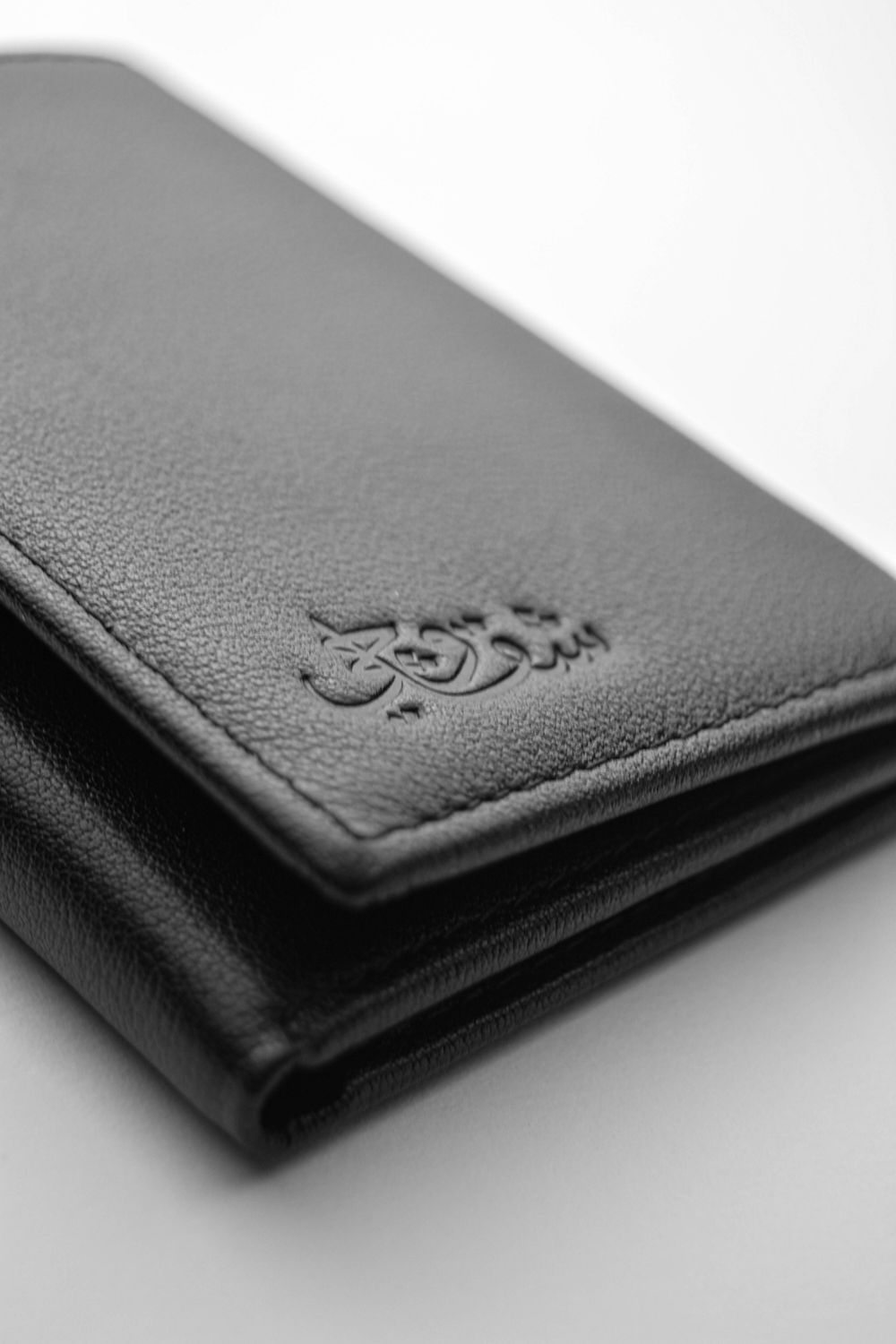 محفظة جلد ثلاثية