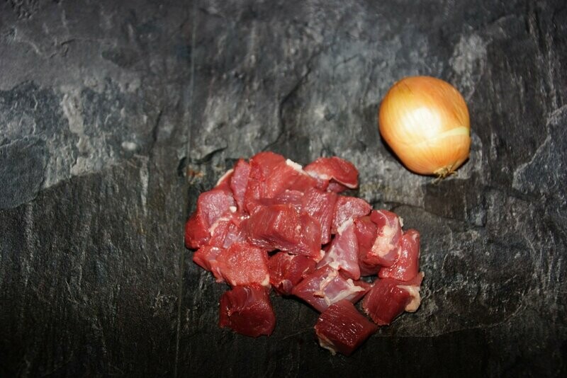 Edelgulasch vom Wildschwein geschnitten