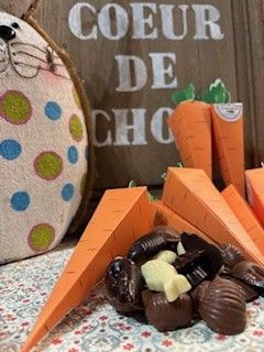 PAQUES Cône carotte en carton garni de fritures lait, noir et blanc 45g