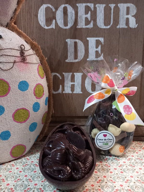 PAQUES demie coquille d'oeuf  garnie de fritures noires  250g