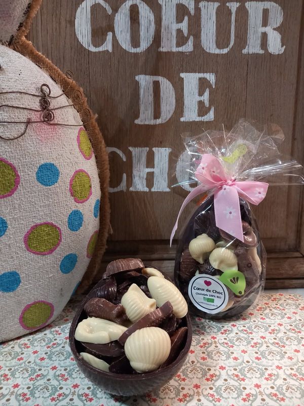 PAQUES demie coquille d'oeuf  garnie de fritures lait, noir et blanc  250g