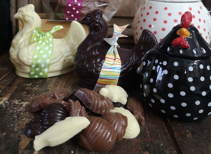 PAQUES Poulette chocolat au lait garni de fritures Lait - 100g