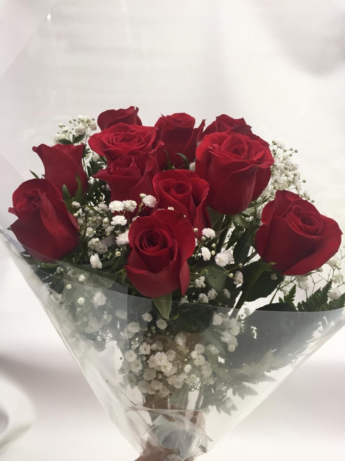 Handheld Bouquet Of Dozen Roses