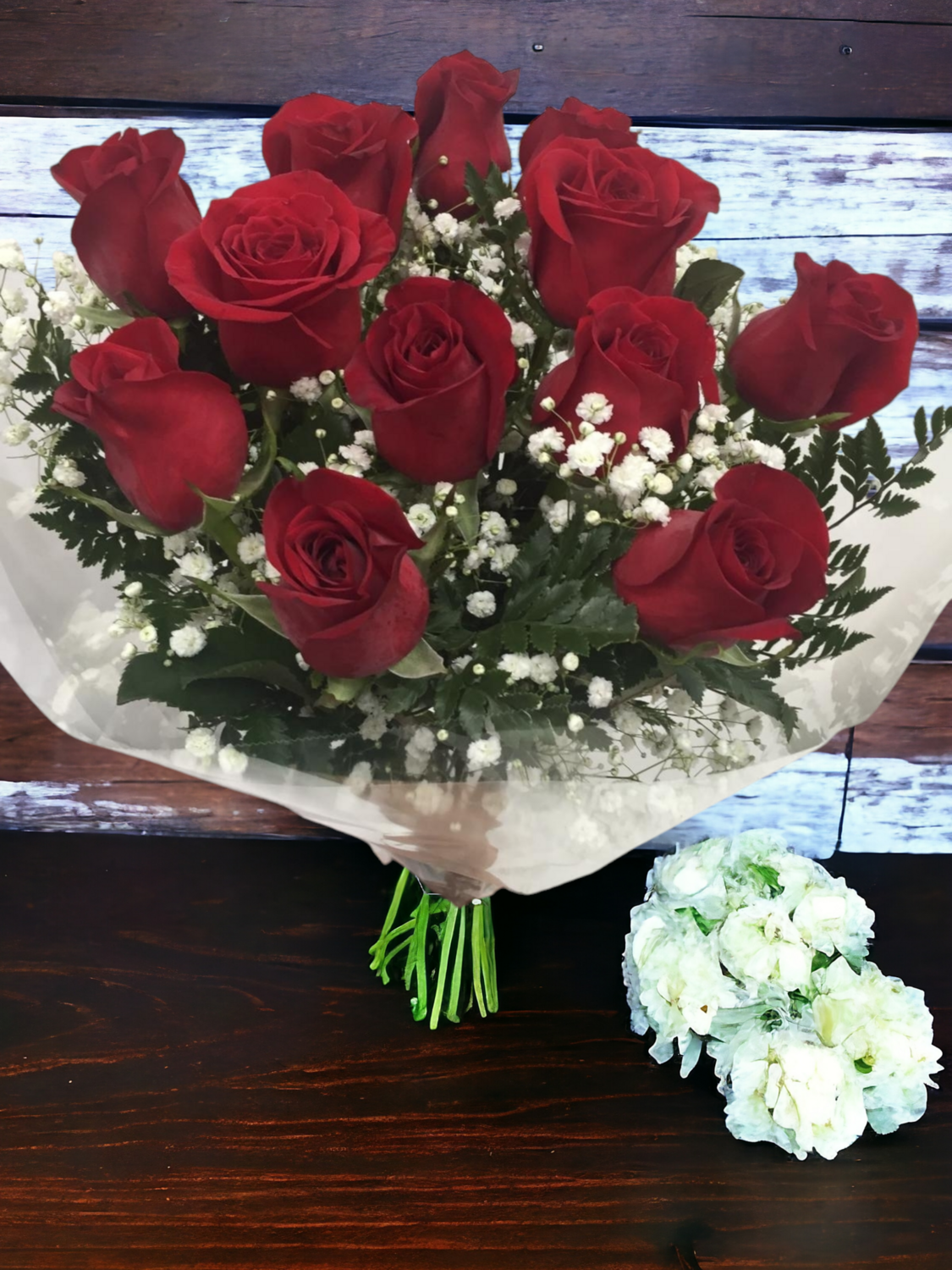 Handheld Bouquet Of Dozen Roses