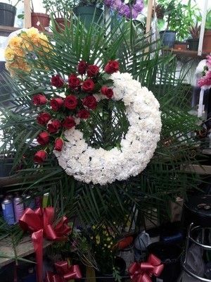 Classic Red And White Wreath
