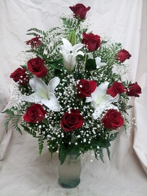Nelly's Classic 1 Dozen Roses With Lilies