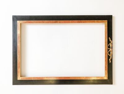Einzelstück! Bilderrahmen, teilvergoldet, mit Schleifenornament.
Passend für Bildgröße bis 34 x 53 cm